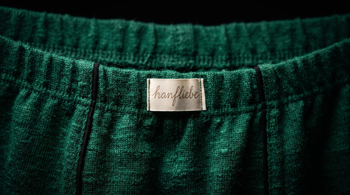 Etikett von Hanfliebe am Bund der NATURMAN Boxershorts in Smaragdgrün, Nahaufnahme